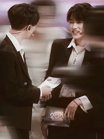 顶流和顶流又背着镜头亲亲了